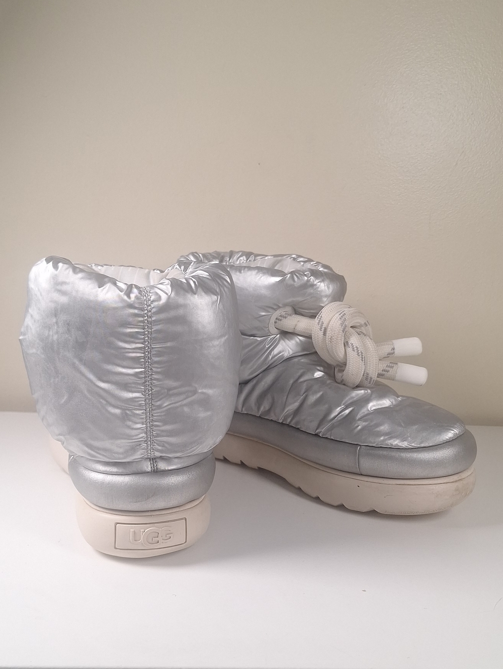 UGG Classic Maxi Short Metallic Silver Puffer Winter Boots - Size 7